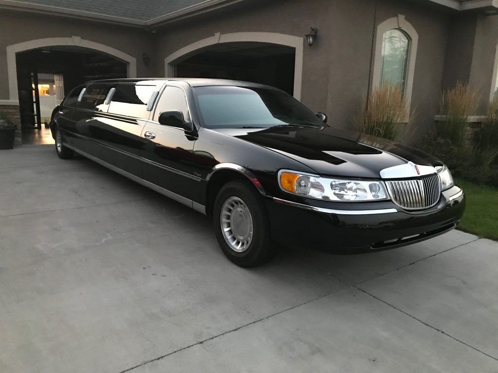 Black Night Limo Lincoln Town Car